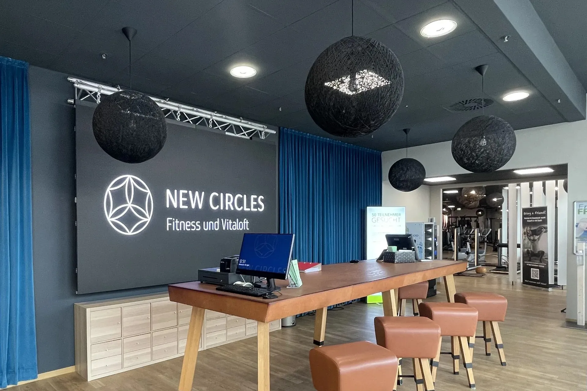 Empfang von New Circles in Schwerin mit beleuchtetem Logo an der Wand