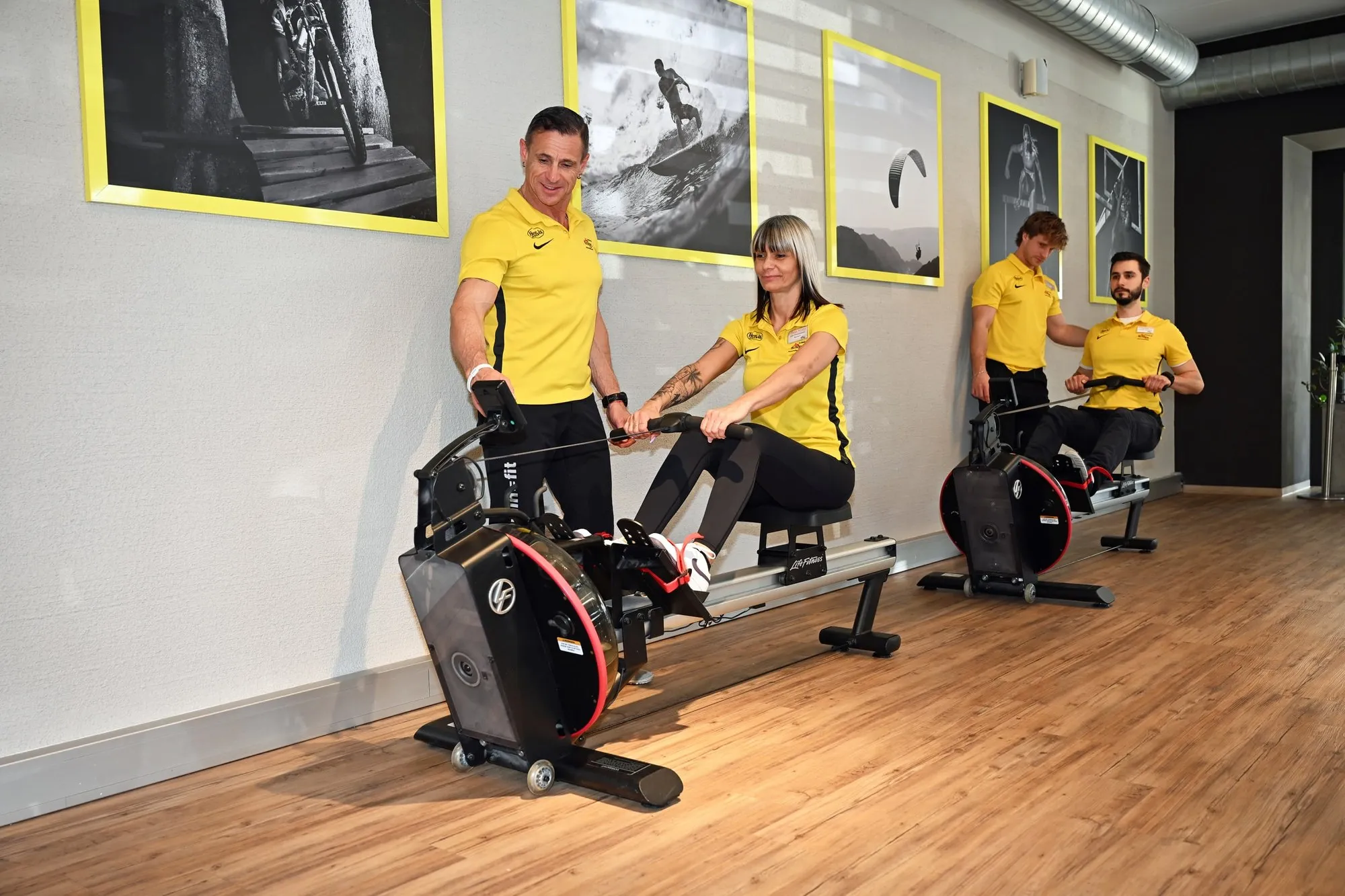Das Team des Gesundheitszentrums Tschann in Feldkirch an den Rudergeräten