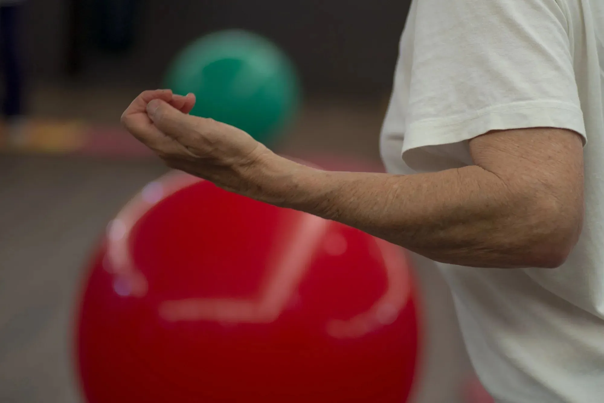 Gymnastik mit dem Ball im Kursraum von AktiVita in Quedlinburg