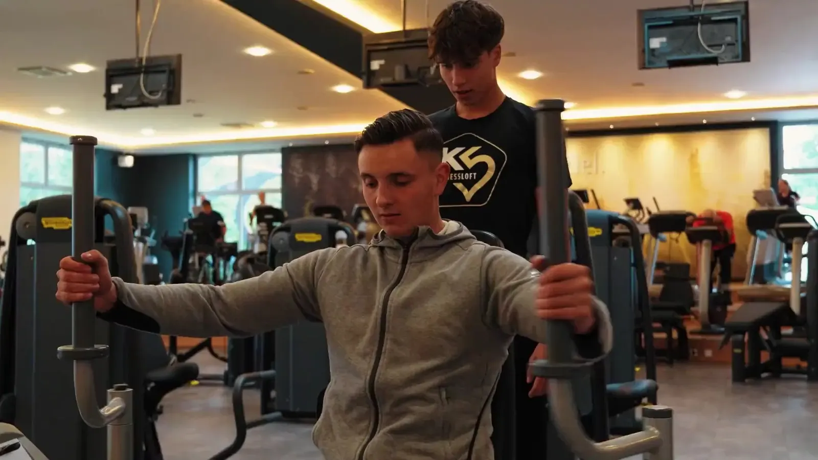 Ein Trainer des K5 Feelnessloft in Bielefeld betreut ein Mitglied am Trainingsgerät