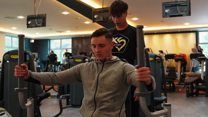 Ein Trainer des K5 Feelnessloft in Bielefeld betreut ein Mitglied am Trainingsgerät